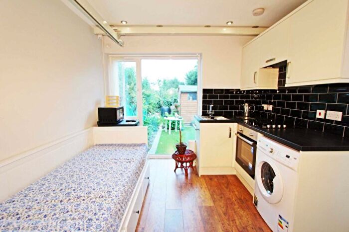Studio To Rent In Malden Hill Gardens, New Malden, KT3
