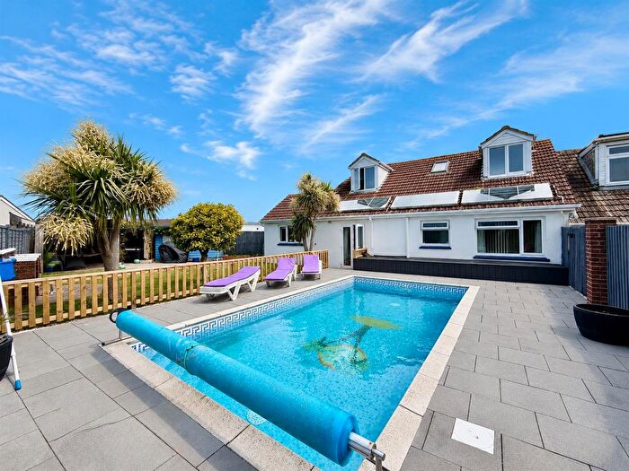 4 Bedroom Semi-Detached Bungalow For Sale In Elliott Grove, Brixham, TQ5