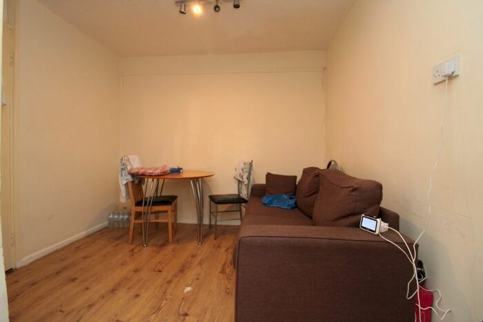 4 Bedroom Flat To Rent In Summit Court, Shoot Up Hill, Kilburn, NW2