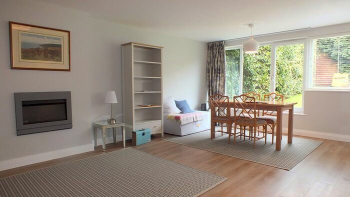 1 Bedroom Flat To Rent In Shaw Lane, Leeds, West Yorkshire, LS6