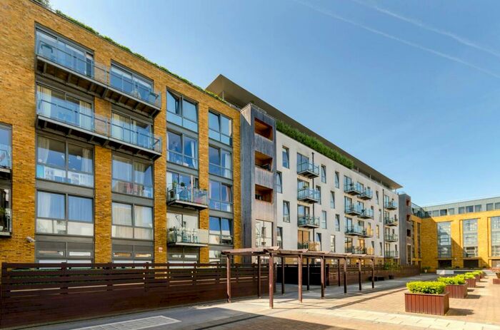 2 Bedroom Flat To Rent In Alexandra Avenue, Battersea Park, London, SW11