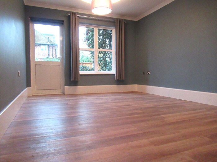 2 Bedroom Flat To Rent In Garden Flat, Parking, Fully New Inside, Mins Walk Station, TW1