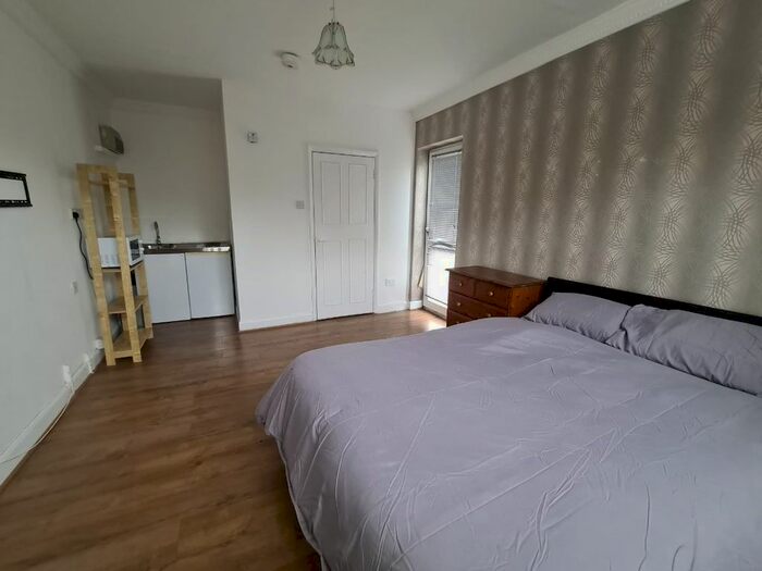 Studio To Rent In Quantock Gardens, Cricklewood, NW2