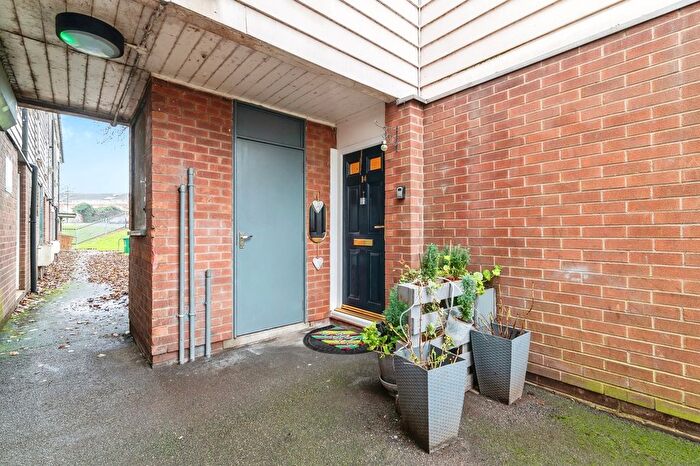 2 Bedroom Flat For Sale In Wyton Close, Nottingham, Nottinghamshire, NG5