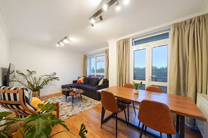 1 Bedroom Apartment For Sale In Howland Estate, London, SE16
