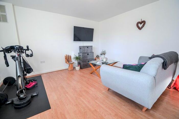 1 Bedroom Flat To Rent In Tequila Wharf, Commercial Road, London, E14