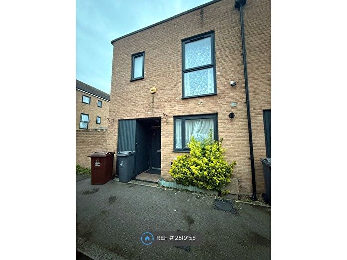 2 Bedroom End Of Terrace House To Rent In Fullerton Avenue, Essex, RM8