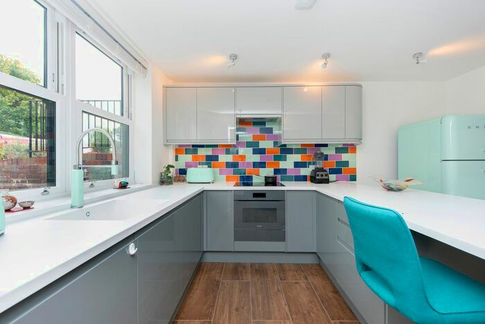 1 Bedroom Flat To Rent In Pine Grove, London, SW19