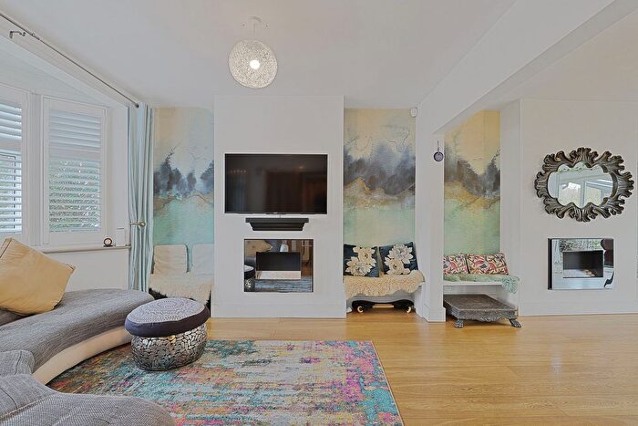4 Bedroom Terraced House To Rent In Parkway, Woodford Green, IG8