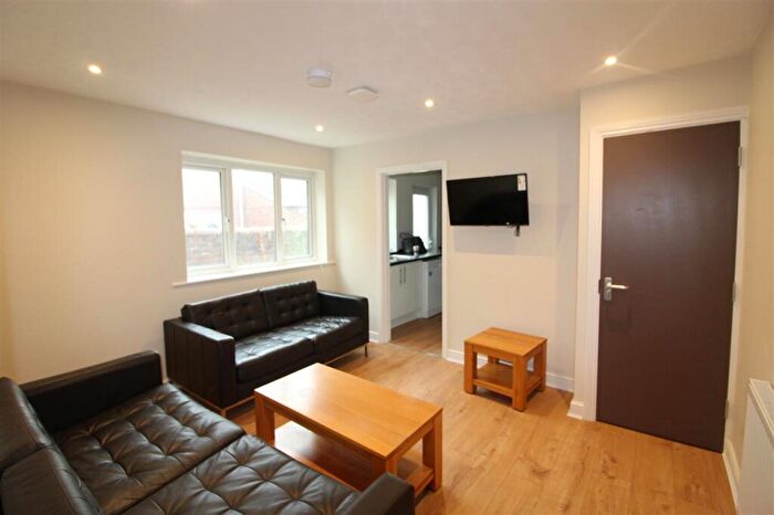 6 Bedroom Semi-Detached House To Rent In Lodge Road, Southampton, SO14