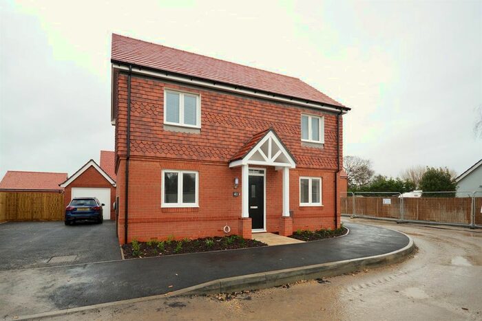 4 Bedroom Detached House To Rent In Sea Serpent Road, Bracklesham Bay, Chichester, PO20