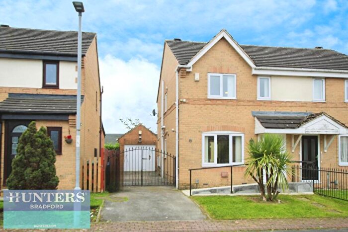 3 Bedroom Semi-Detached House For Sale In Hopefield Way Bradford, West Yorkshire, BD5