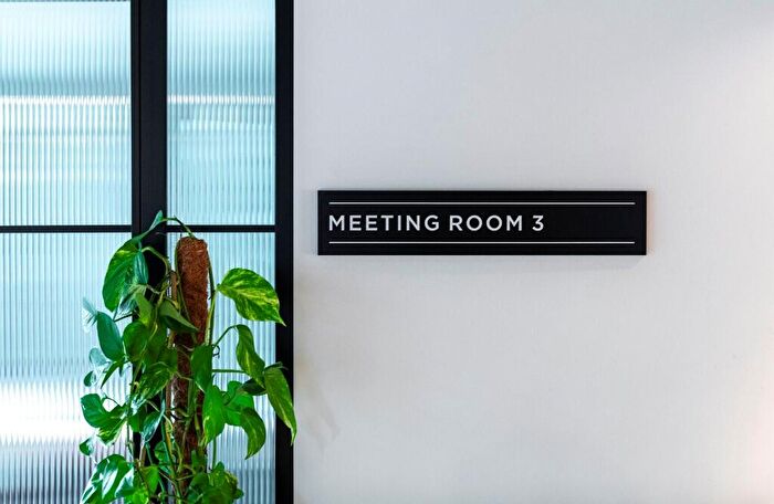 2 Bedroom Flat To Rent In Moat Street, London, SW11