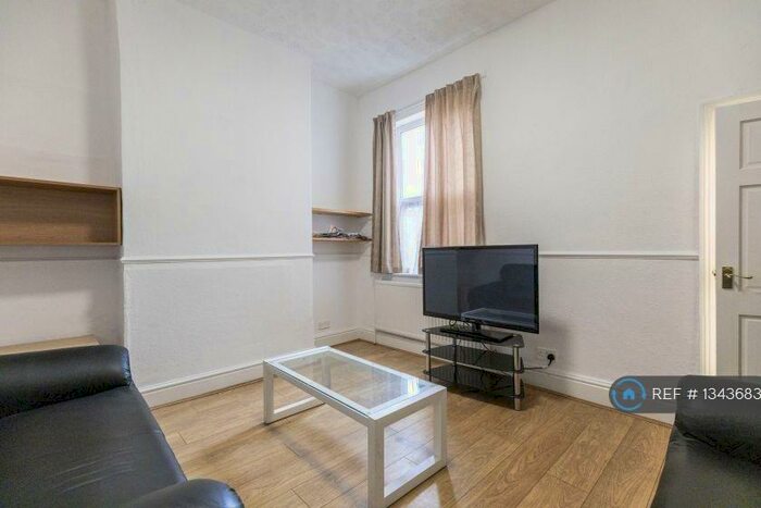 3 Bedroom Terraced House To Rent In Lambert Street, Hull, HU5