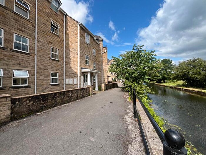 2 Bedroom Flat To Rent In Waters Walk, Bradford, West Yorkshire, BD10