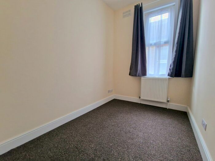 3 Bedroom Flat To Rent In Green Lanes, London, N13