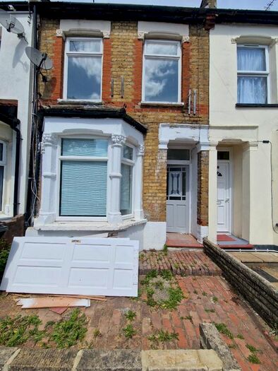4 Bedroom Detached House To Rent In Lowden Road, London, N9