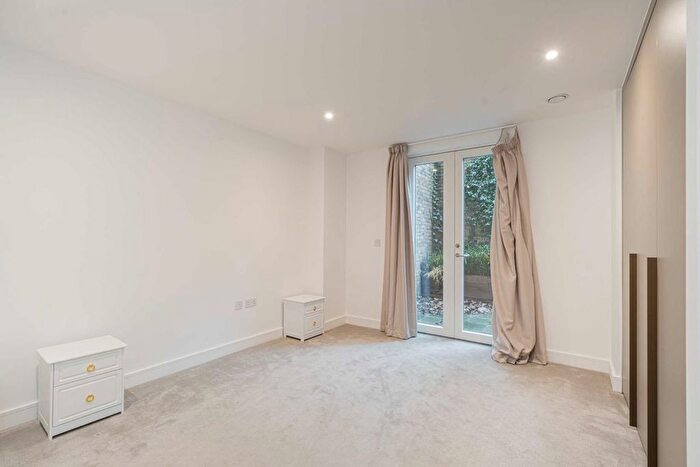 3 Bedroom Flat To Rent In Sinclair Road, London, W14