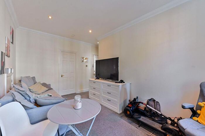 1 Bedroom Flat To Rent In Mossbury Road, Battersea, SW11