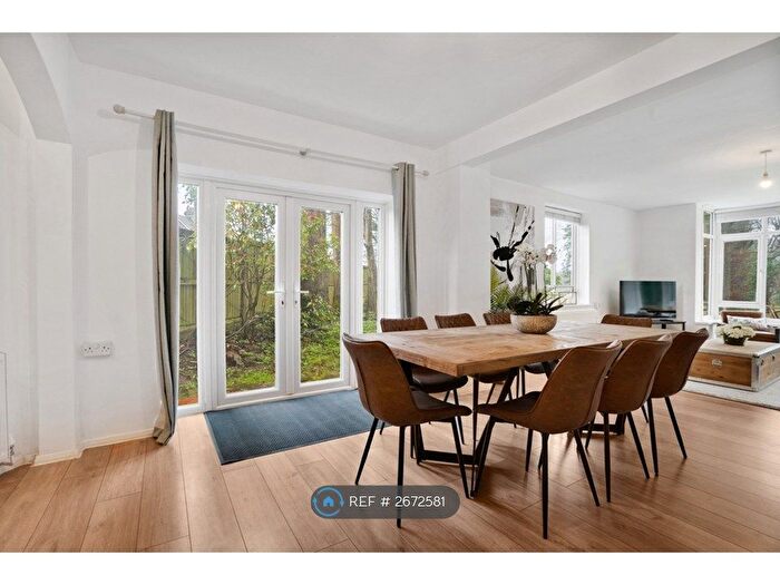 3 Bedroom Detached House To Rent In Castle Street, Surrey, RH1