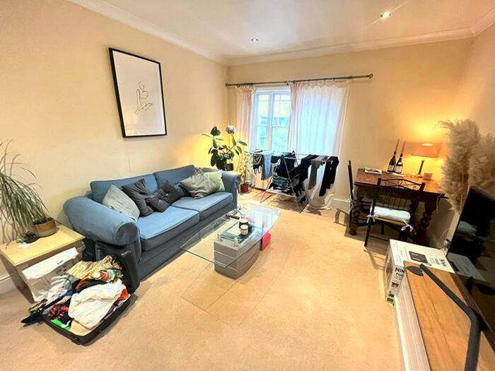 2 Bedroom Flat To Rent In Clapham Road, Stockwell, London, SW9