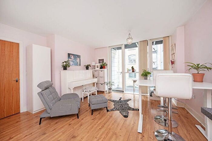1 Bedroom Flat For Sale In Gowers Walk, Aldgate, London, E1