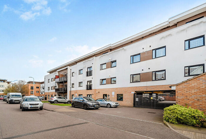 3 Bedroom Apartment For Sale In Spring Gardens, Romford, RM7