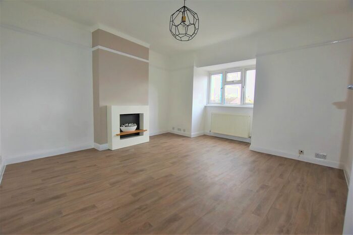 1 Bedroom Flat To Rent In The Broadway, Darkes Lane, Potters Bar, EN6