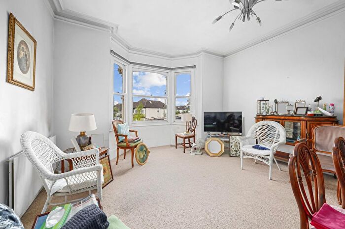 4 Bedroom Flat To Rent In Station Road, Barnet, London, NW4