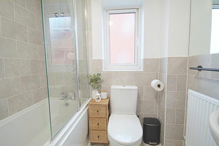 4 Bedroom Detached House For Sale In Restharrow Road, Broughton, HP22