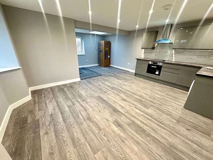 2 Bedroom Detached House To Rent In West Way, Hounslow, TW5