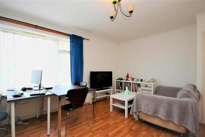 2 Bedroom Maisonette To Rent In Bounds Green Road, London, N11