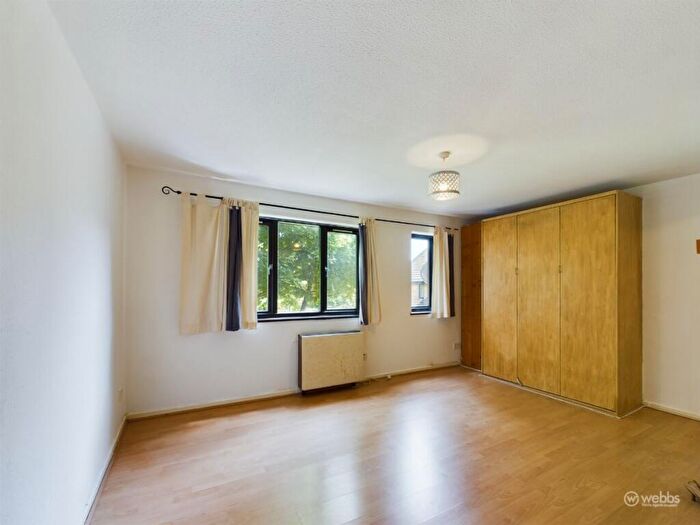 Studio To Rent In Pennycroft, Croydon, CR0