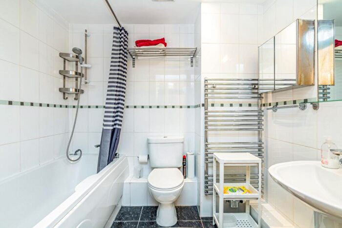 2 Bedroom Apartment To Rent In Charter House, Ocean Village, SO14