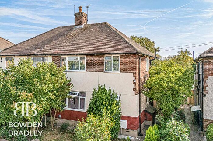 2 Bedroom Maisonette For Sale In Dryden Close, Hainault, IG6