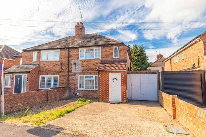 3 Bedroom Semi Detached House For Sale In York Avenue, Slough, SL1