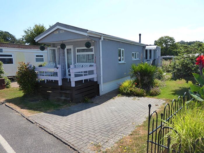 1 Bedroom Mobile/park Home For Sale In Rose Park, Row Town, Addlestone, KT15