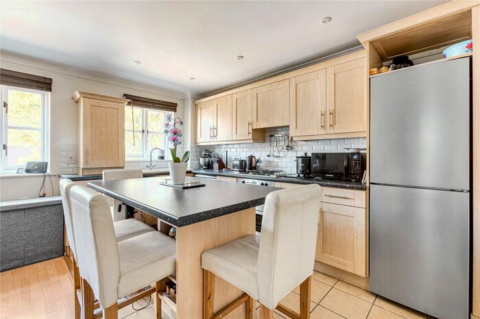 2 Bedroom Flat To Rent In Oak Tree Court, Lyham Road, SW2