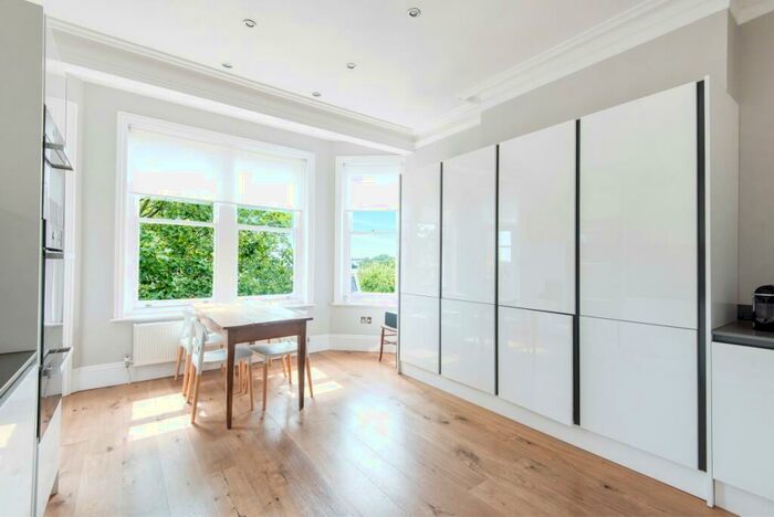 3 Bedroom Flat To Rent In Cremorne Road Chelsea, SW10