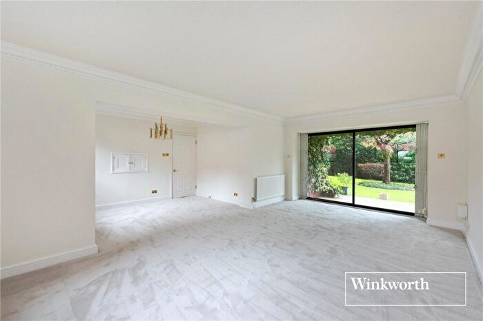 2 Bedroom Apartment For Sale In Spencer Close, Finchley, London, N3