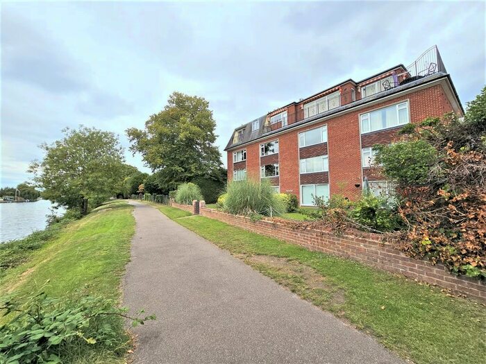 1 Bedroom Flat To Rent In Barrington Court, Thames Side, Staines-Upon-Thames, TW18