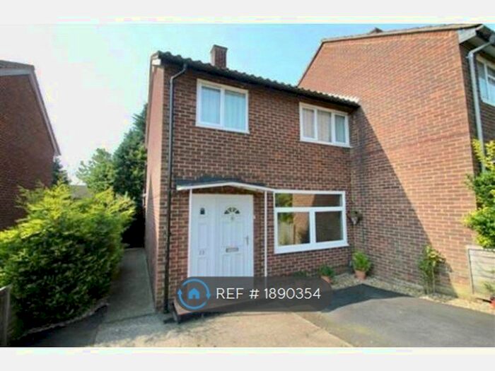 3 Bedroom End Of Terrace House To Rent In Bartelotts Road, Slough, SL2