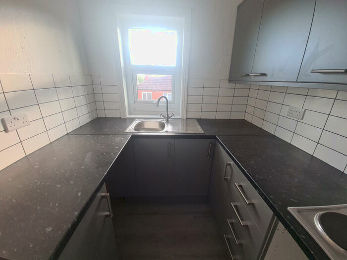 1 Bedroom Flat To Rent In Manor Grove, Leeds, LS7