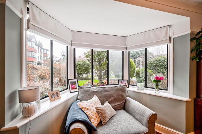 2 Bedroom Flat For Sale In Forest Court, Snaresbrook, E11
