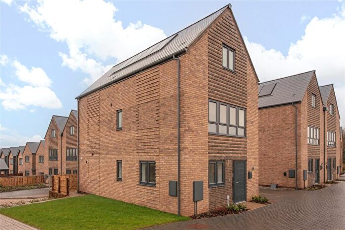 4 Bedroom Detached House For Sale In Black Horse Lodge, Oakridge Park, Milton Keynes, Buckinghamshire, MK14