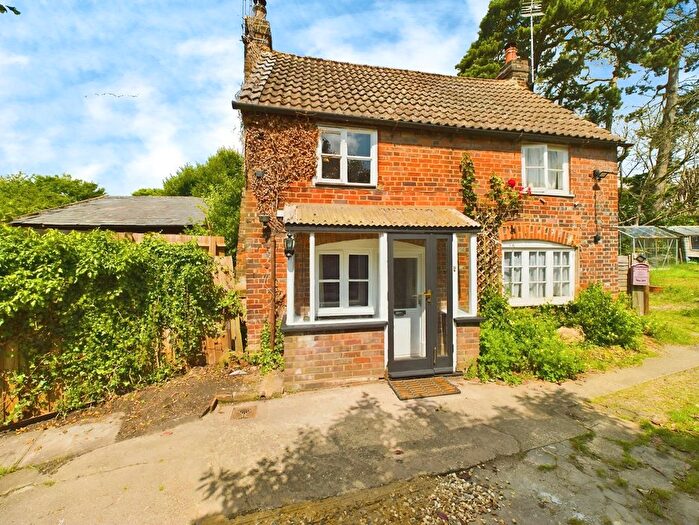 2 Bedroom Cottage For Sale In East Street, Lilley, Luton, LU2