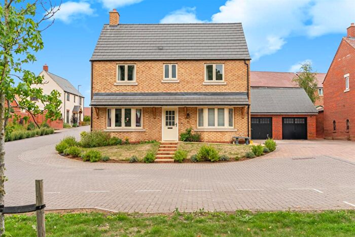 4 Bedroom Detached House For Sale In Leigh Woods Place, Silsoe, MK45