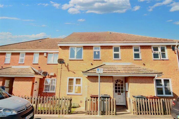 1 Bedroom Flat To Rent In Wallers Close, Dagenham, RM9