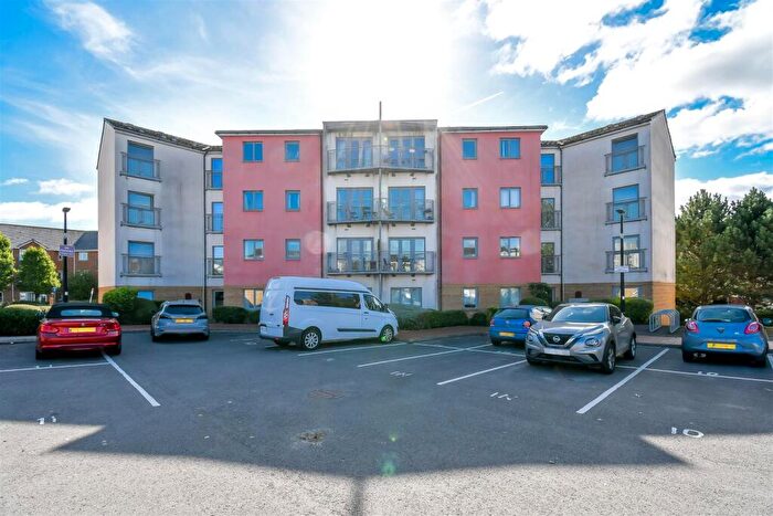 2 Bedroom Apartment To Rent In Rhodfa'r Gwagenni, Barry, CF63