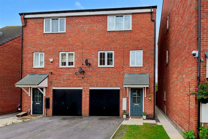 3 Bedroom Town House To Rent In Waggon Road, New Forrest Village, Middleton, LS10
